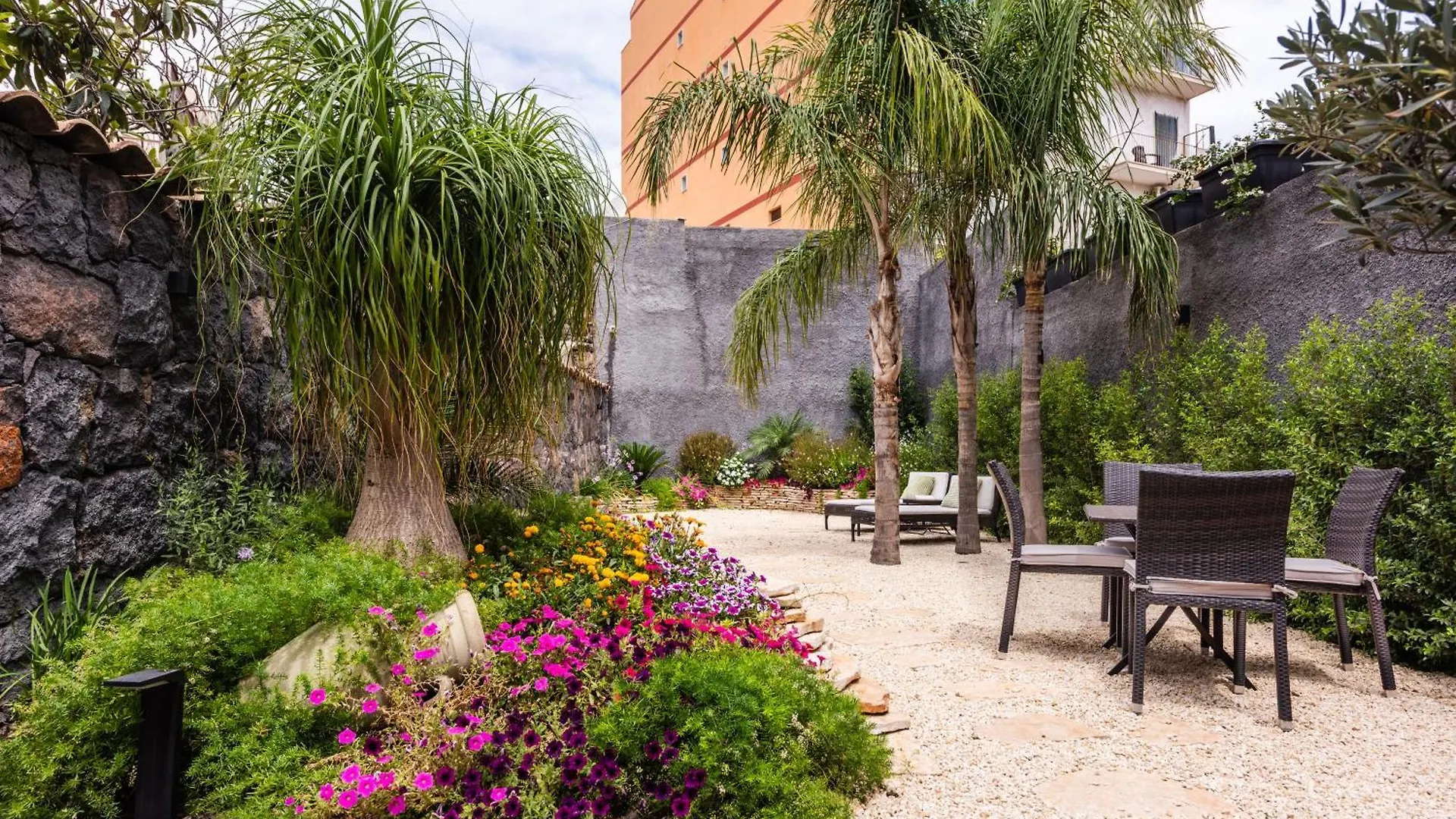 Leone Apartment With Garden By Wonderful Italy location